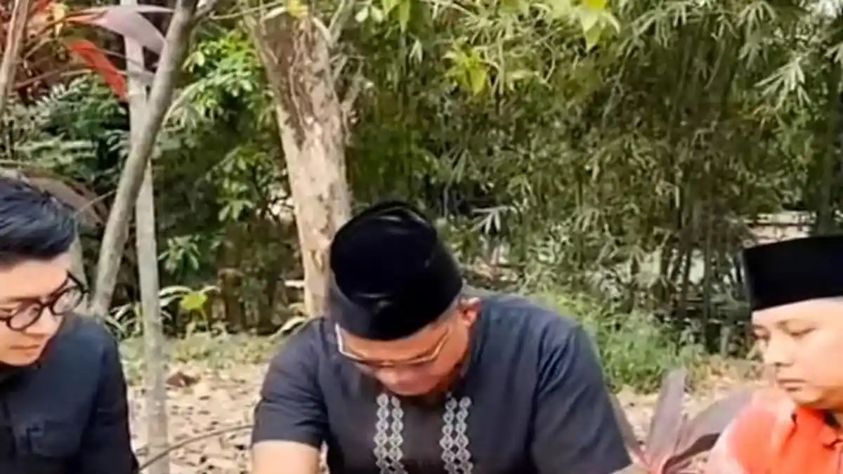 Perdana Muncul di Hadapan Publik Iptu Rudiana Ayah Eky Menangis di Pusara Anak, Netizen : Drakor
