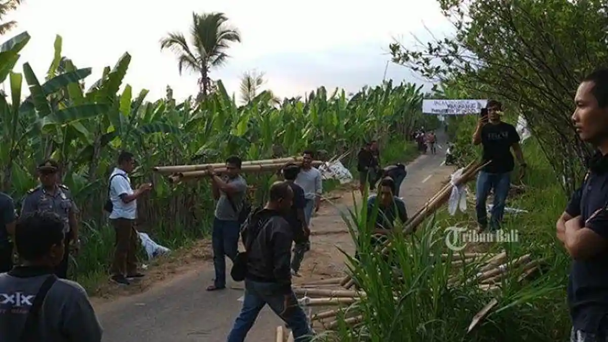 Polisi Bongkar Blokade Jalan yang Dilakukan Warga Dusun Selasih, Payangan, Gianyar
