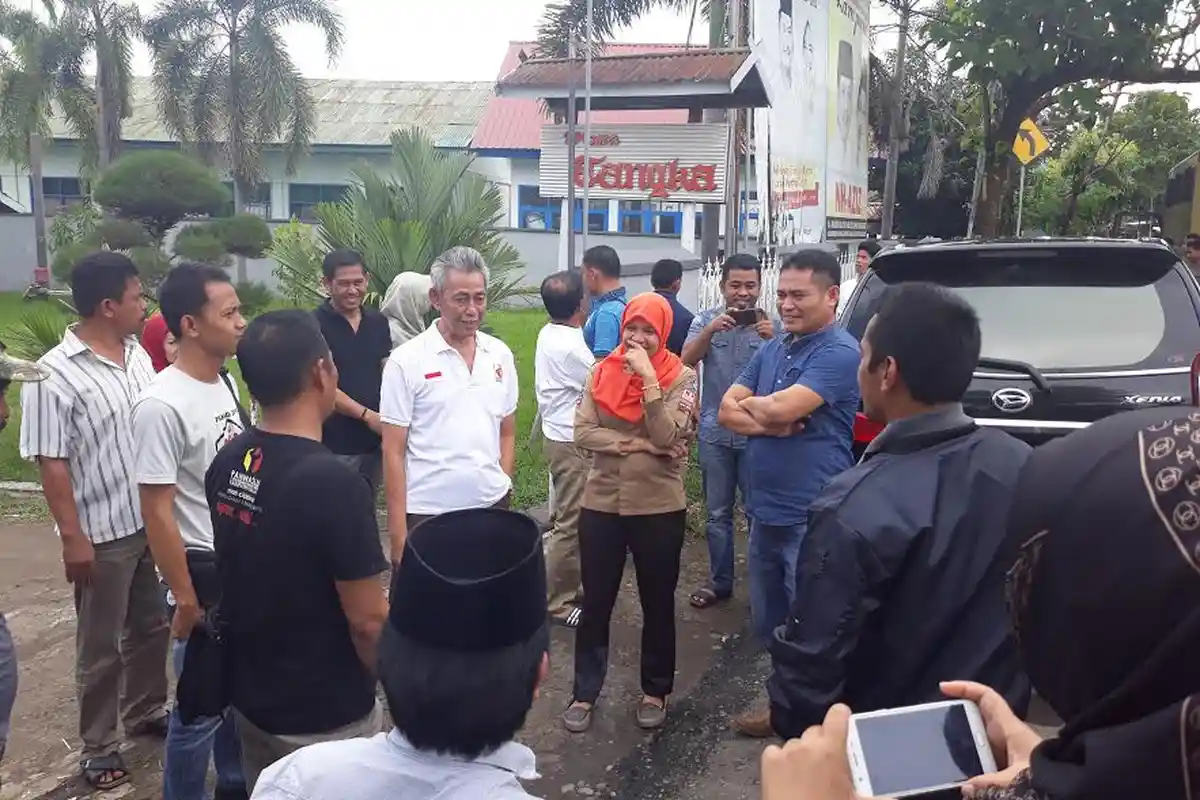 KPU dan Panwaslu Sinjai Bersih-bersih Atribut Kampanye, Mantan Bupati Protes, Ini Masalahnya