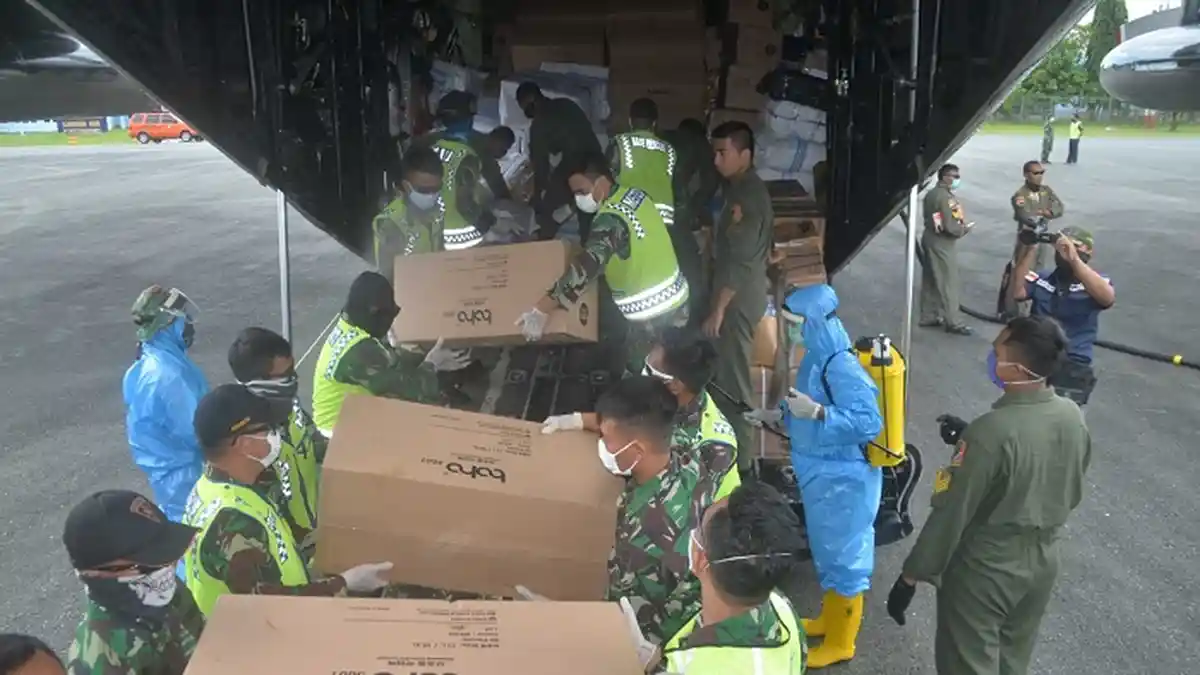 Lagi, Hercules TNI AU Angkut 60 Koli APD ke Kalsel