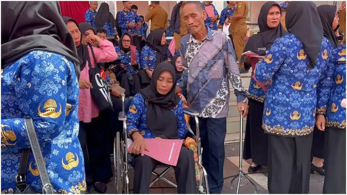 Datang dengan Kursi Roda, Yanti Menangis Haru Terima SK PPPK Paruh Waktu di Palopo