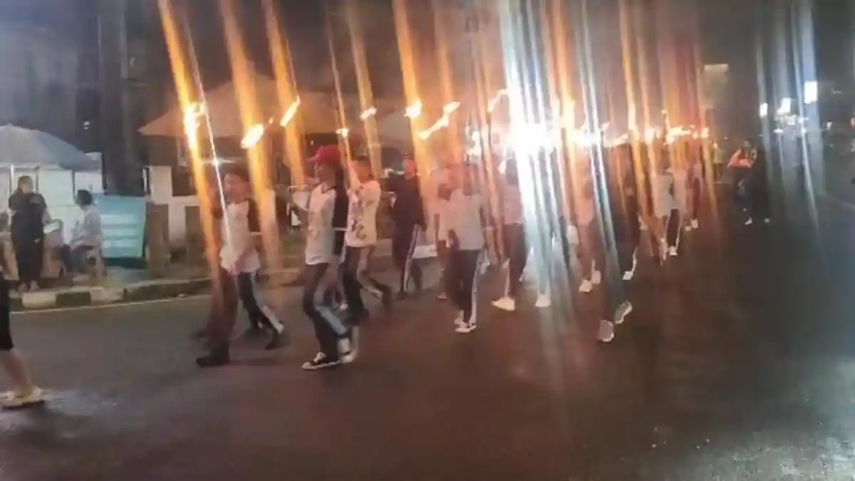 Detik-detik Peringatan HUT Kemerdekaan RI Ke-78, Polsek Parapat Kawal Pawai Obor Warga