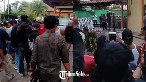 SMA-Negeri-Cepogo-saat-digeruduk-warga.jpg