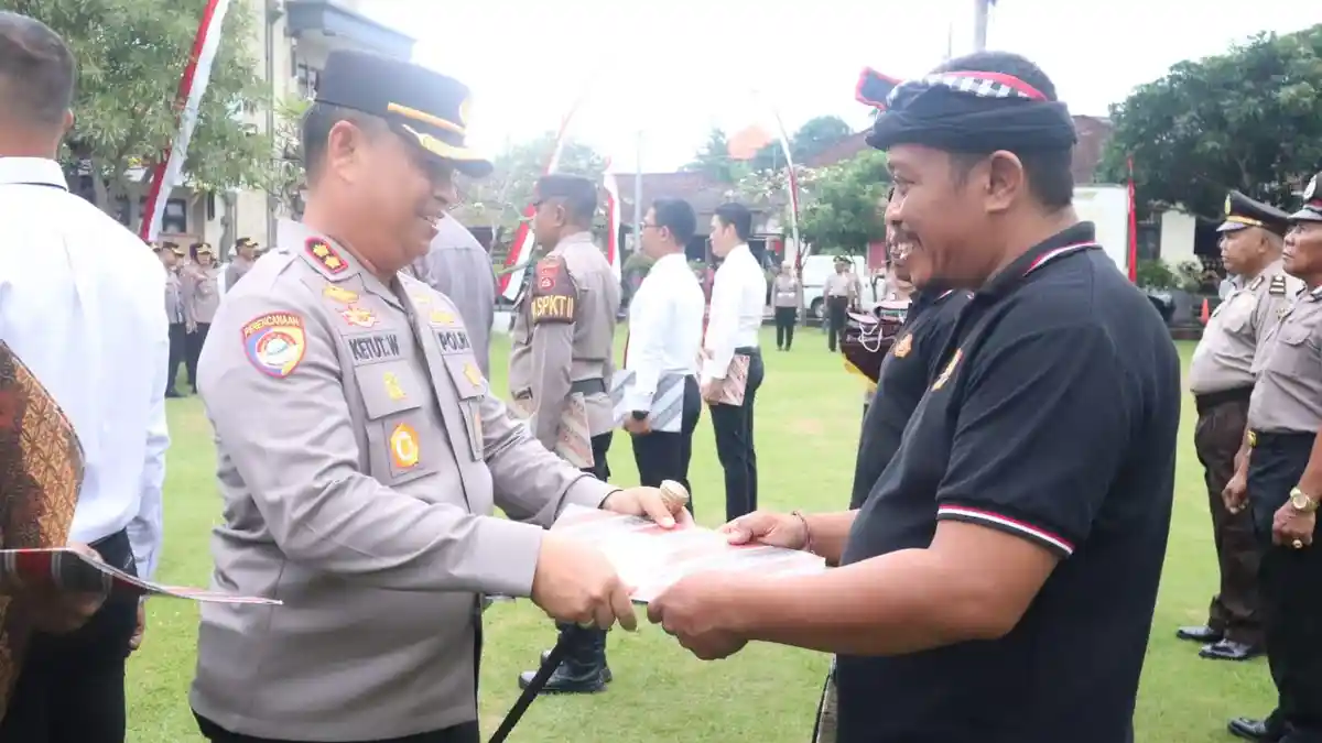 2 Pecalang dan 1 Balawista Dapat Piagam dari Kapolres Gianyar, Reward Bantu Polisi Amankan Maling!