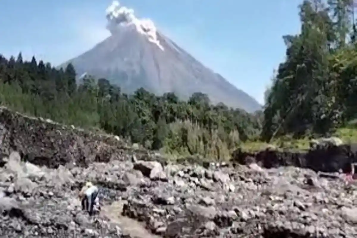 Gunung Semeru Erupsi Keluarkan Abu Vulkanik Setinggi 14 Ribu Kaki, Bahayakan Penerbangan