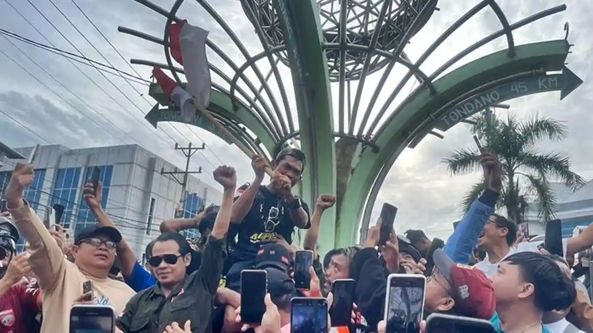 Detik-detik Daeng Anpes Menangis di Zero Point Manado Usai Finish Jalan Kaki dari Makassar 126 Hari