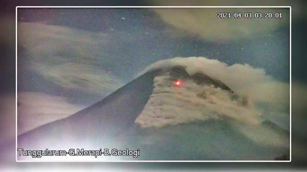 BREAKING NEWS: Kejutkan Warga, Gunung Merapi Luncurkan 3 Kali Awan Panas Guguran
