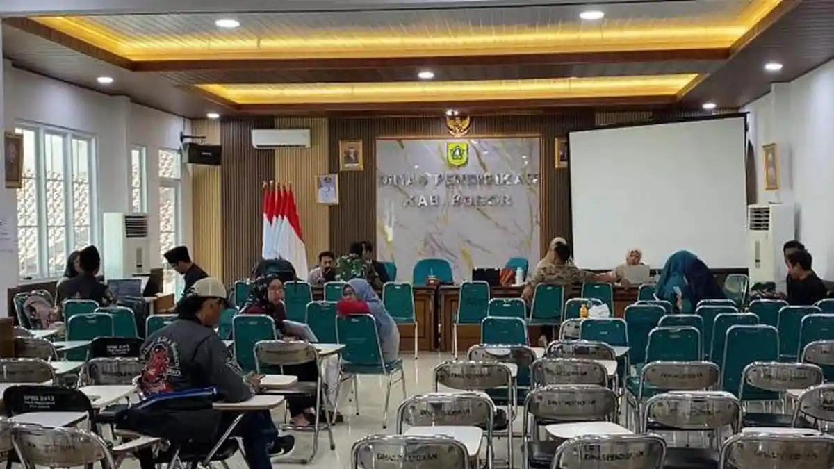 Hari Ketiga SPMB di Kabupaten Bogor, Wali Murid Masih Serbu Kantor Disdik, Kesulitan Daftar Online
