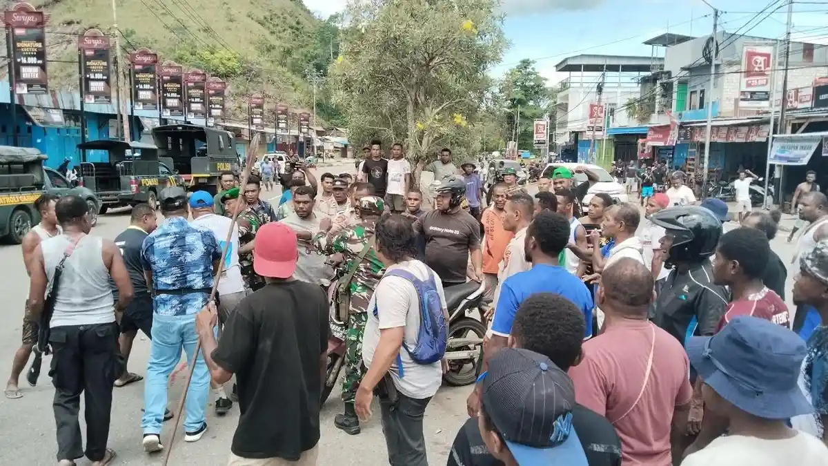 Polisi Selamatkan Seorang Pemuda Dari Amukan Massa di Kampung Harapan Sentani