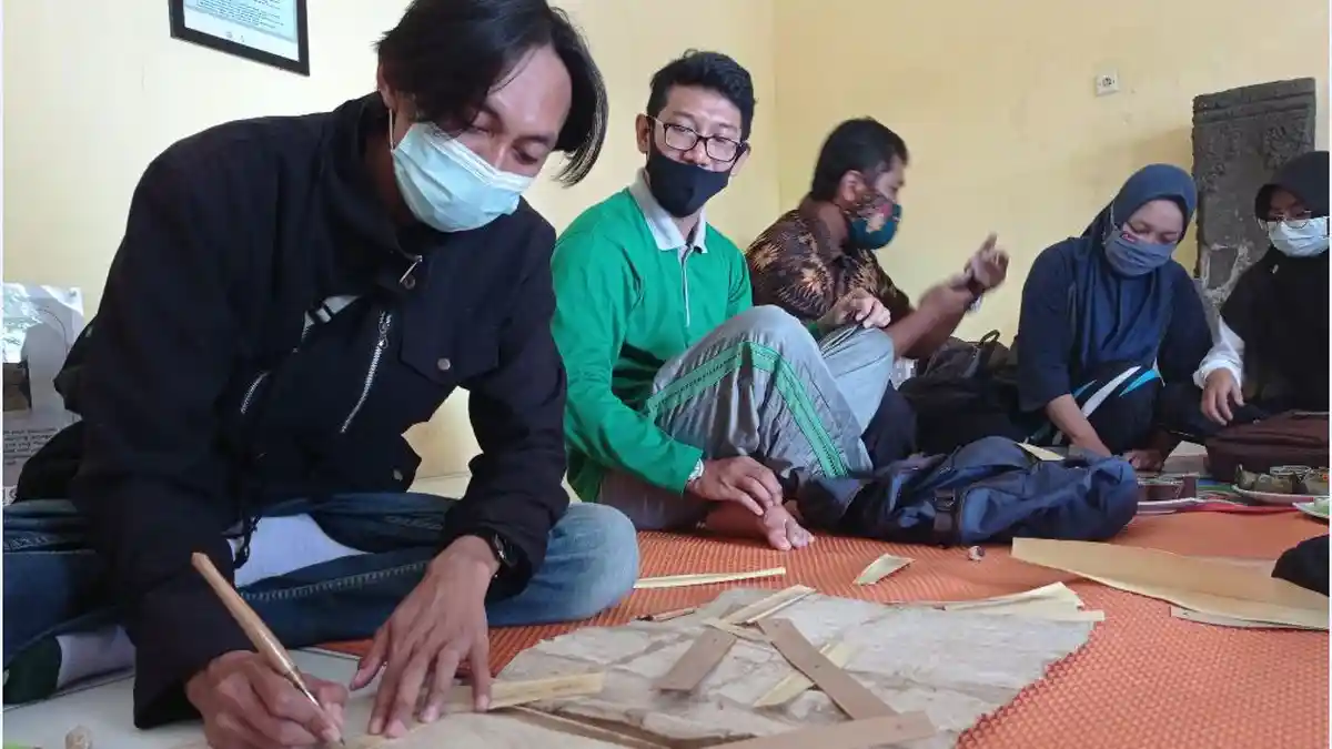 Mengenal Budaya Leluhur Lewat Menulis di Daun Lontar