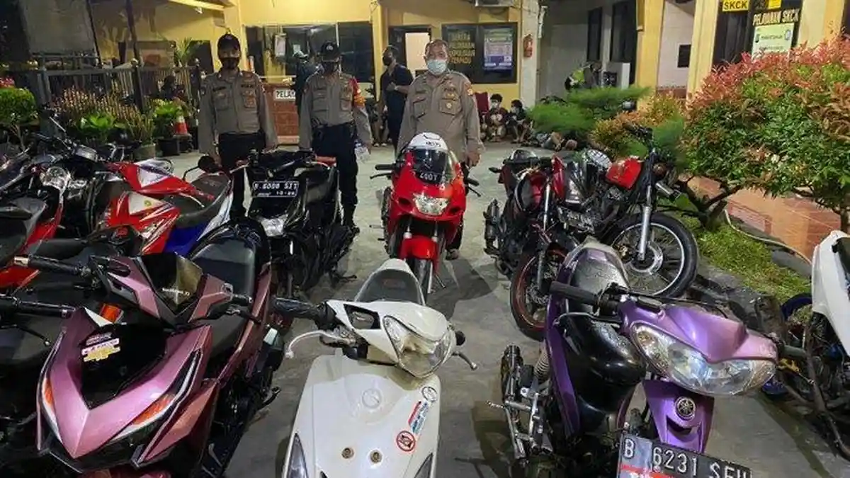 Bubarkan Balapan Liar di Jalan Pangeran Antasari , Polisi Angkut 32 Motor ke Polsek Cilandak