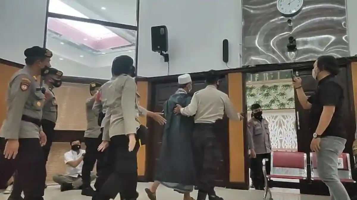 Interupsi di Persidangan, Polisi Giring Keluar Keluarga Gus Nur