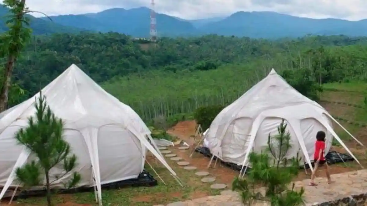 5 Barang Wajib yang Dibawa saat Mendaki Gunung atau Berkemah