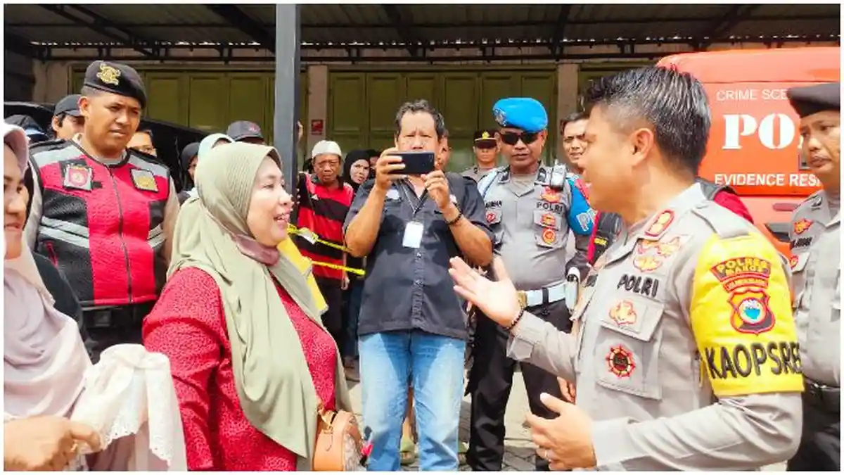 Keluarga Makmur Bos Roti Maros Datangi Kapolres saat Rekonstruksi, Minta Pelaku Dihukum Mati