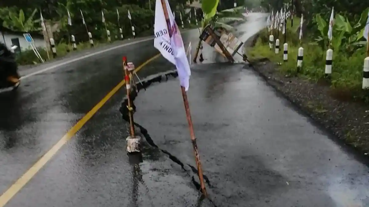 Hati-hati, Tanah Amblas di Jalan Nasional Jeruklegi-Wangon Cilacap