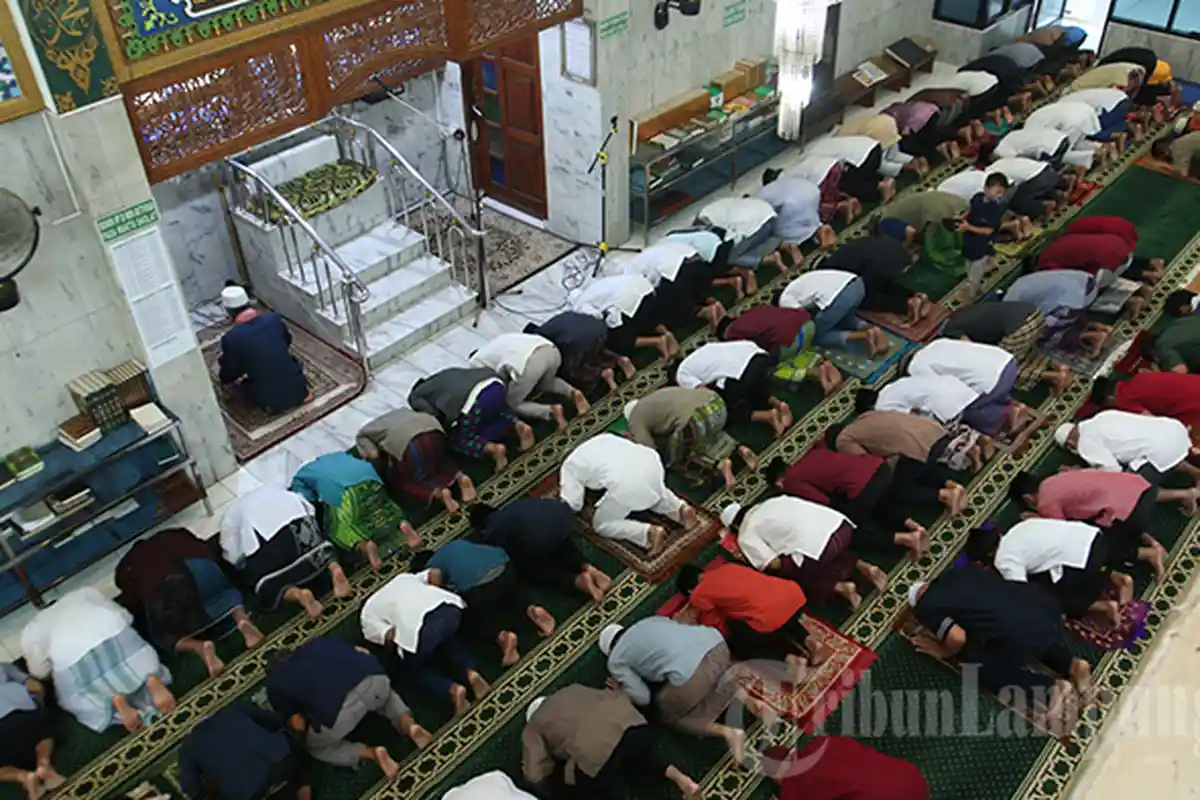 Warga Bandar Lampung Pakai Masker Ikut Salat Idul Adha 2021 di Masjid
