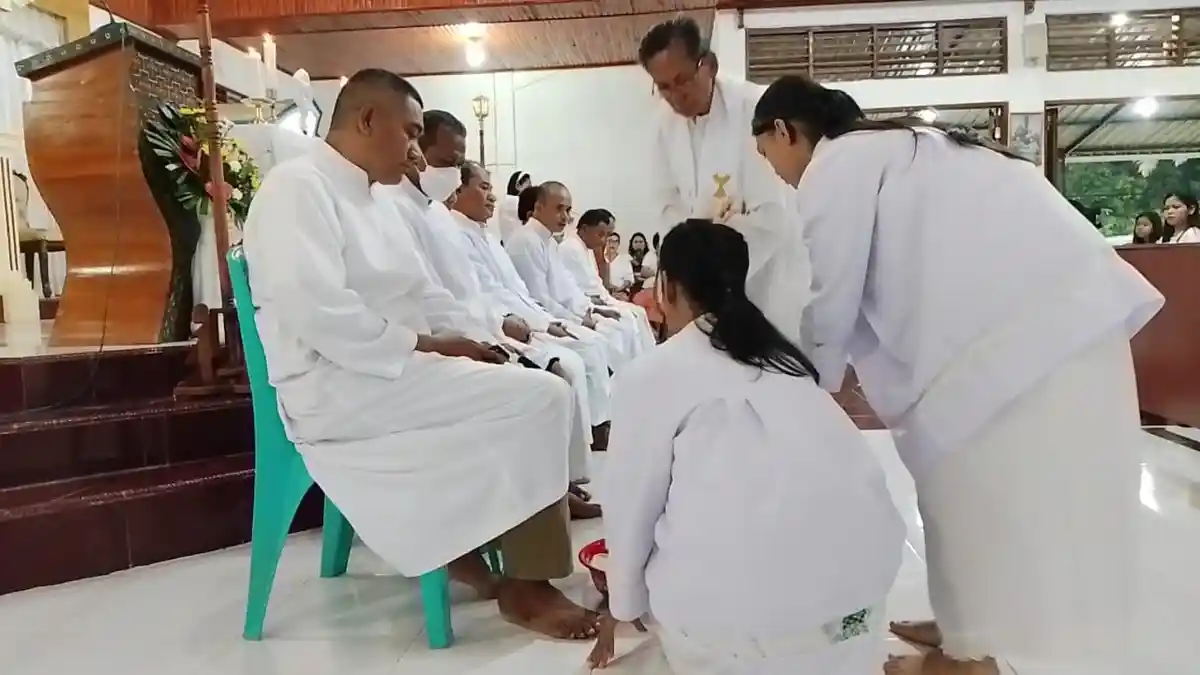 Jemaat Gereja Katolik Rantelemo Tana Toraja Gelar Ibadah Kamis Putih