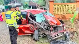 MOBIL-Toyota-Calya-dalam-kondisi-ringksek-dan-hancur-total-saat-tabrakan-dengan-truk.jpg