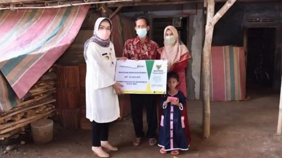 Blusukan, Bupati Sukoharjo Etik Suryani Antarkan Bantuan untuk Warga : Pengobatan dan Renovasi RTLH