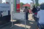 Sejumlah-warga-saat-membeli-BBM-di-tengah-kenaikan-harga-Pertamax.jpg