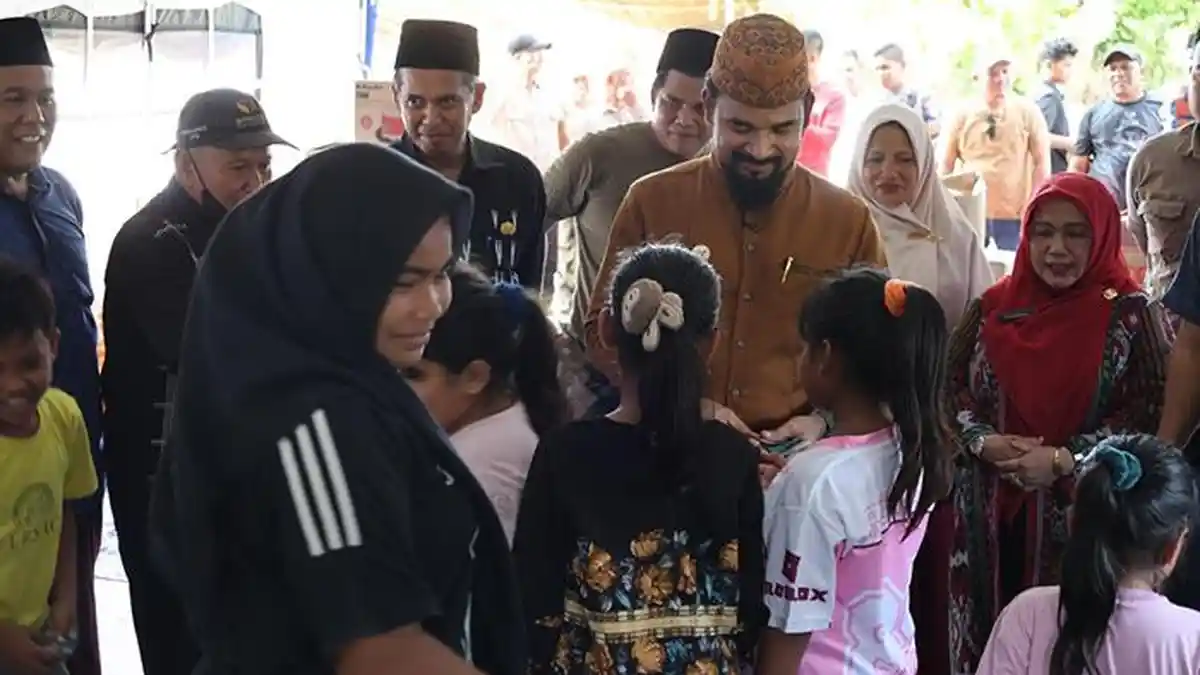Bupati Al-Farlaky Antar Bantuan untuk Korban Kebakaran Idi Cut