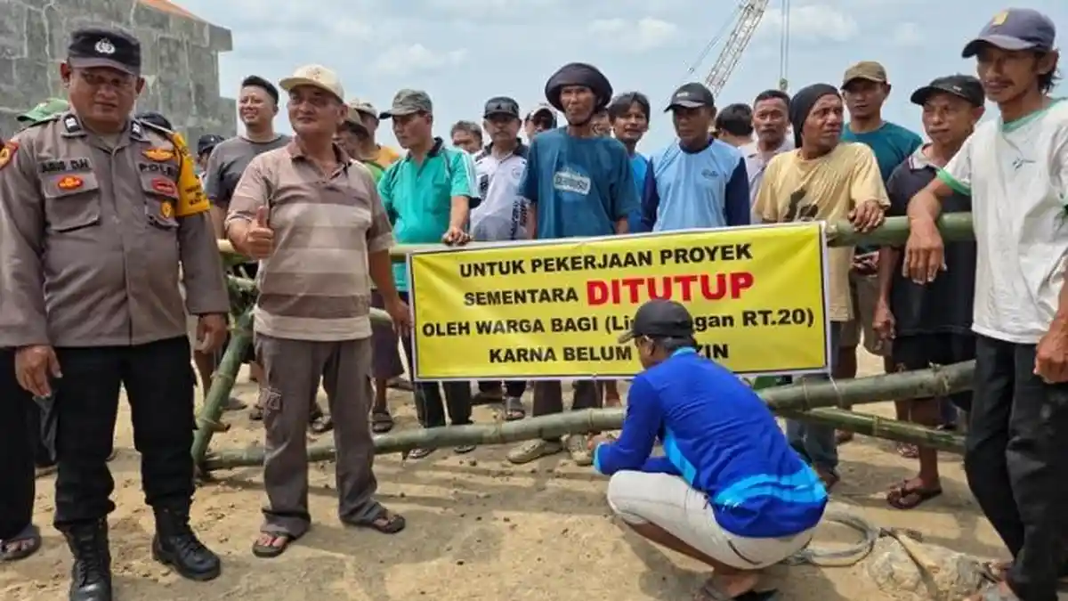 Warga Madiun Tutup Pabrik Sepatu, Rumah Retak & Debu Parah