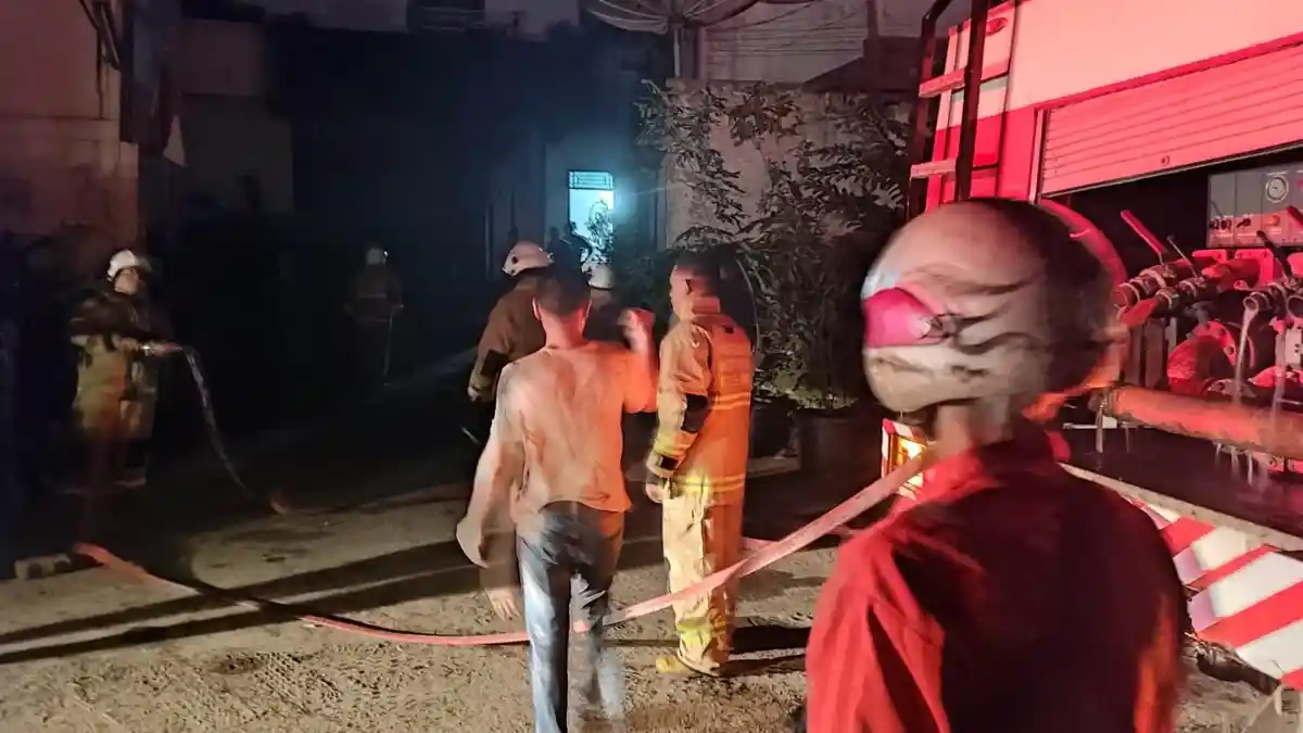 BREAKING NEWS: Gudang Pabrik Kertas di Kawasan Terboyo Semarang Kebakaran