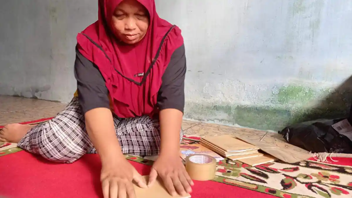 Tahun Ajaran Baru, Sulastri Kewalahan Lengkapi Kebutuhan Sekolah Anaknya