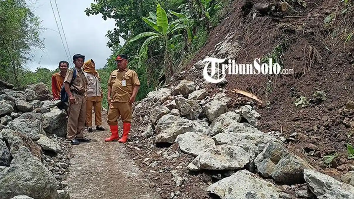 Longsor di Tirtomoyo Wonogiri, Akses Jalan Sempat Putus, Tertutup Batu Besar  