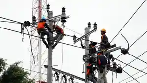 petugas-pln-sedang-memperbaiki-jaringan-listrik-untuk-melayani-tujuh-desa.jpg