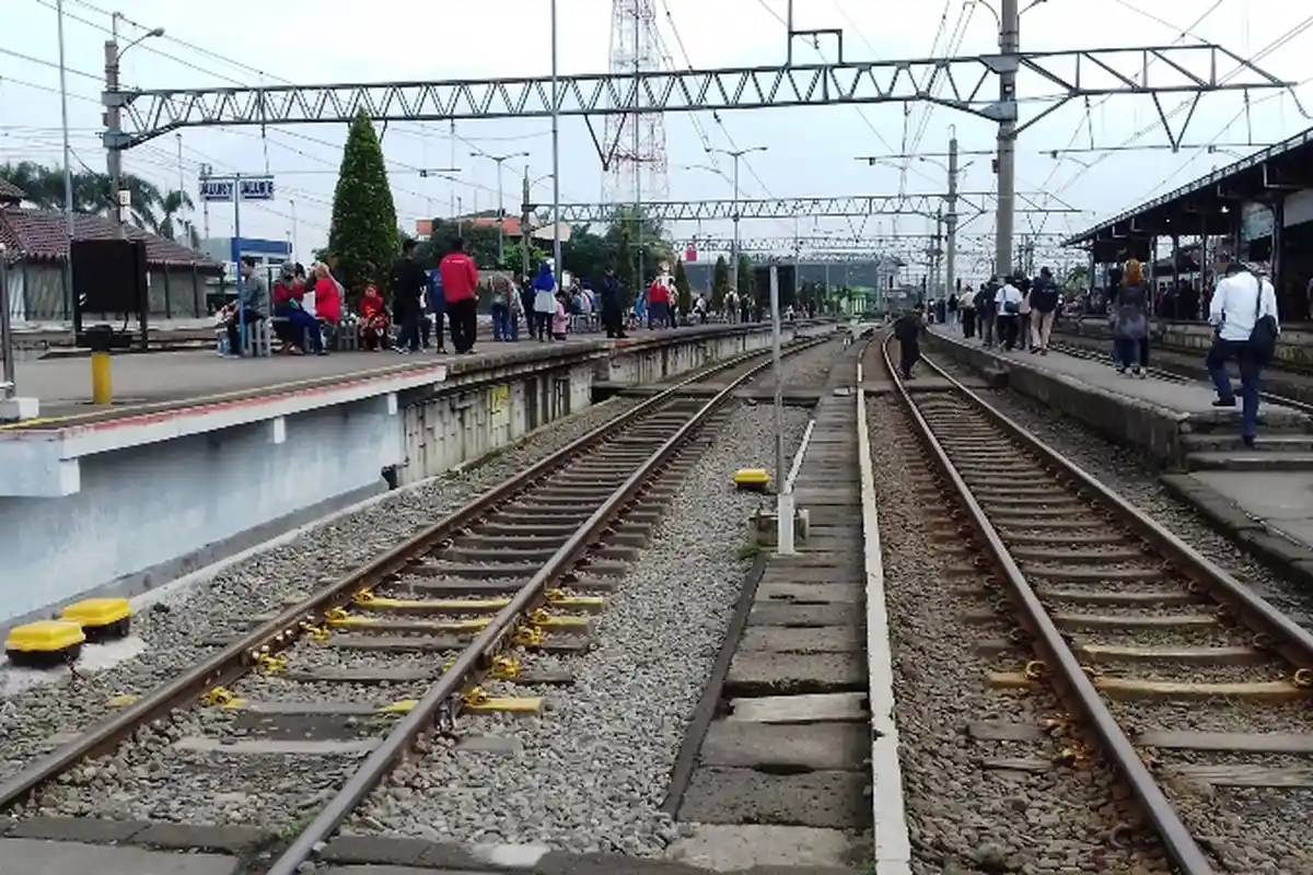 Kereta Terlambat Sampai 15 Menit di Stasiun Bogor, Penumpang Harus Sabar Menunggu