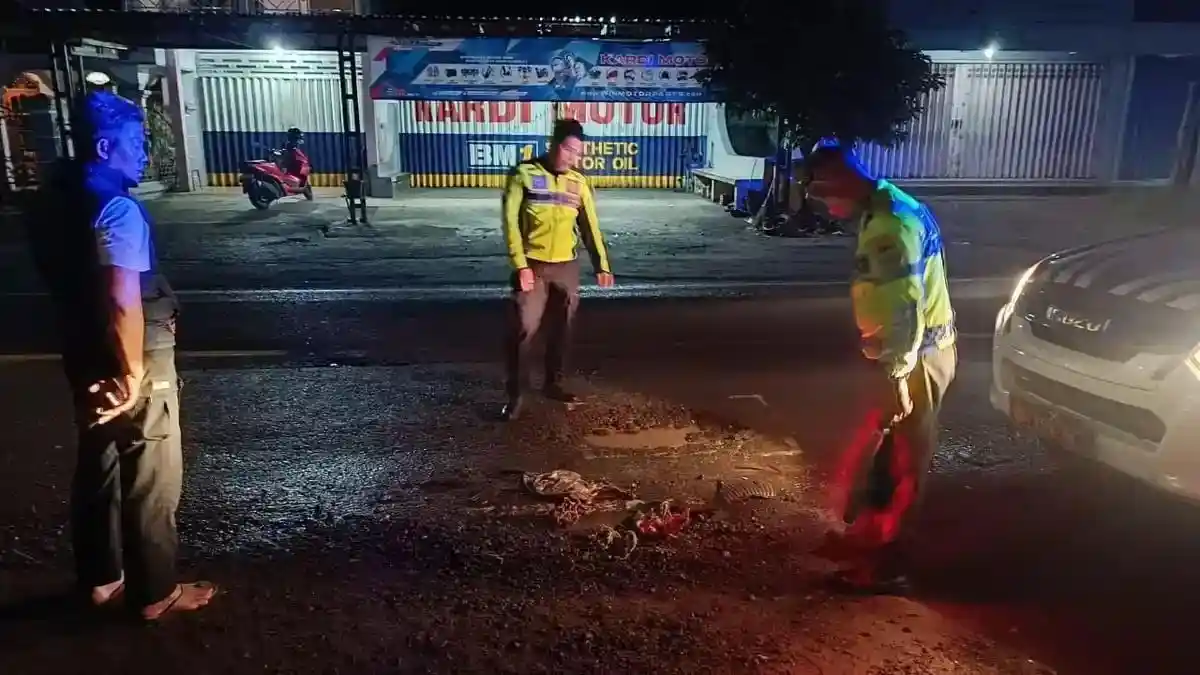 Jalan Berlubang Tertutup Genangan Air Celakakan Wanita Pemotor, Korban Jatuh hingga Tewas