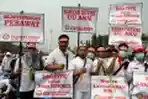 Aksi Pegawai Kontrak Desak Revisi UU ASN