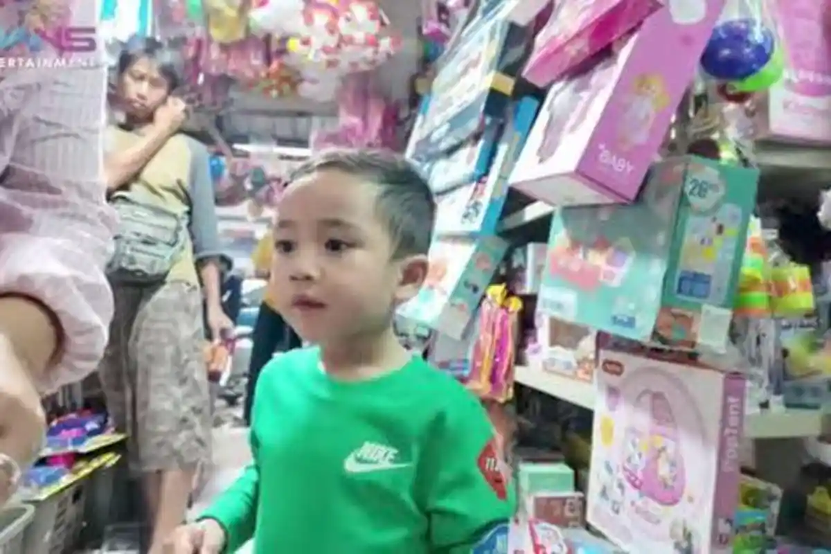 Dikenal Anak Sultan Andara, Putra Kedua Raffi Ahmad "Cipung" Merengek Minta Belanja Mainan di Pasar