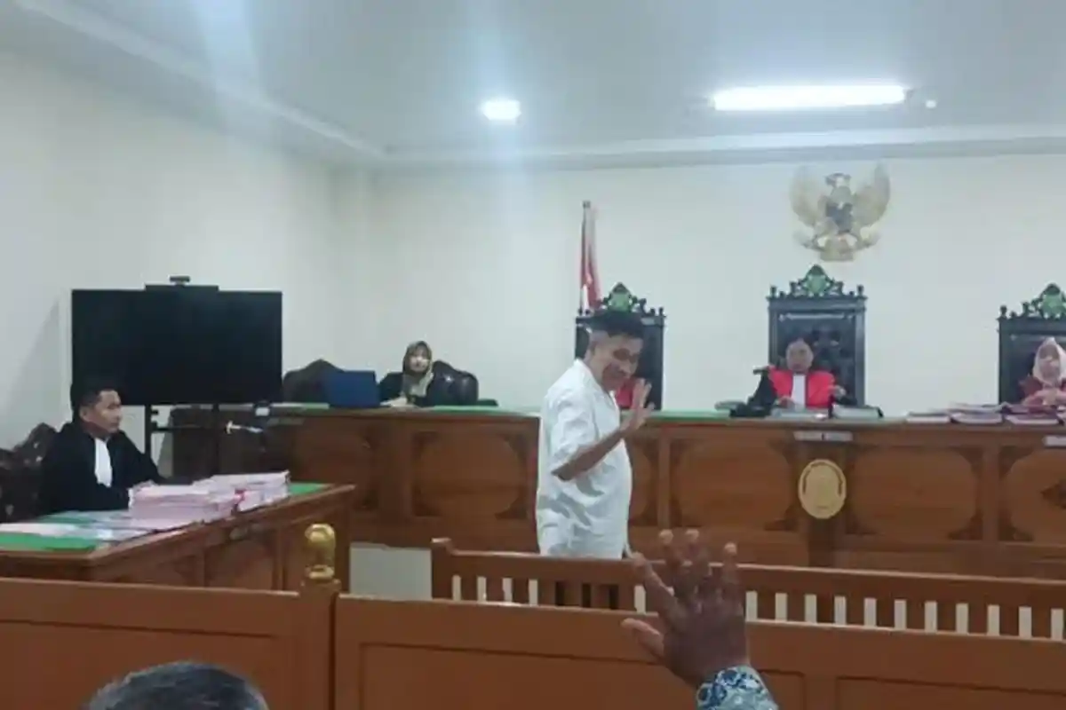 Disidang, Terdakwa Uang Palsu Annar Sampetoding Lambaikan Tangan Sembari Tersenyum kepada Keluarga