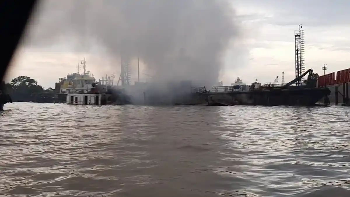 BREAKING NEWS Kapal di Samarinda Terbakar, Kini Pemadaman Sedang Dilakukan