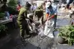 Lurah dan Warga Gotong Royong Bersihkan Selokan