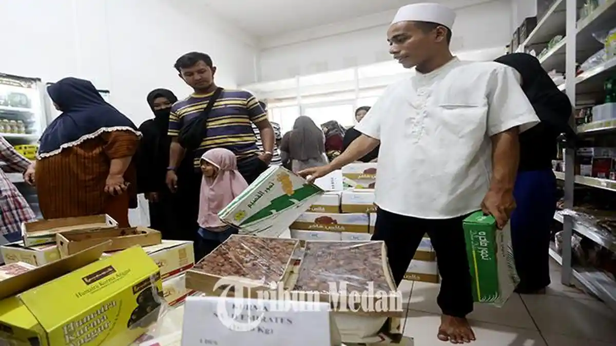Berita Foto: Kurma Sukari Paling Banyak Dicari, Penjualan Kurma Meningkat di Kota Medan - 11032024_PENJUALAN-KURMA-MENINGKAT_ABDAN-SYAKURO-4.jpg
