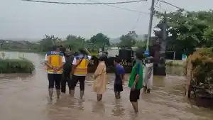 Petugas-Dinas-PUTR-Buleleng-saat-melakukan-pengecekan-banjir-pasca-hujan-deras.jpg