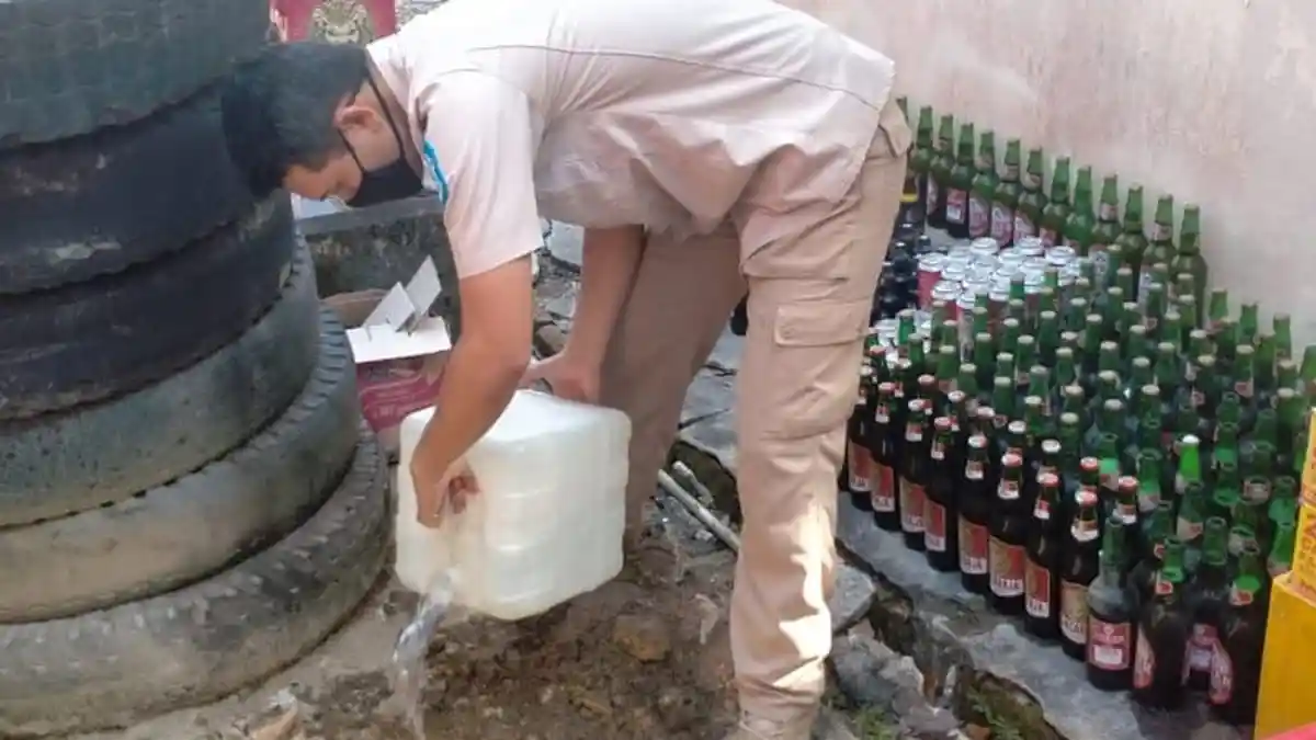 Ratusan Botol Minol dan 3 Jerigen Arak Sitaan Tahun 2019-2020 Dimusnahkan Satpol PP