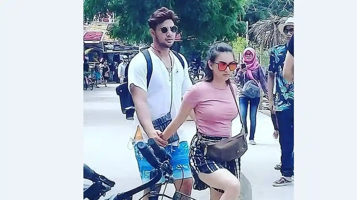 Badan Irish Bella Nempel Terus ke Ammar Zoni di Kolam Renang, Rambut Terurai Main Basah-basahan