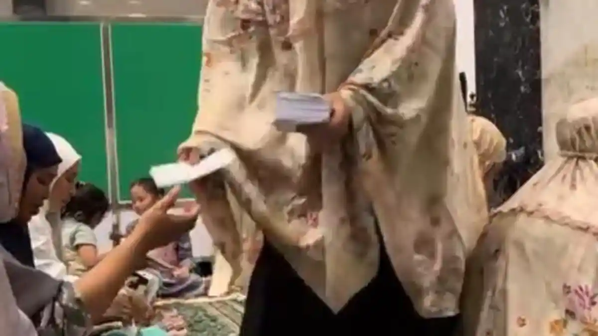 Sosok di Balik Viral Bagi-bagi Amplop di Masjid Manyar Gresik: Takmir Buka Suara Soal Nominal