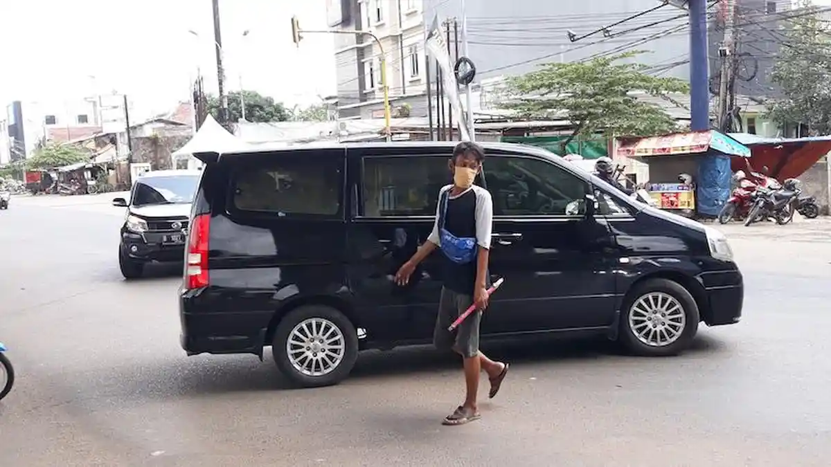 ‎Masker dan Tongkat Jadi Senjata Pak Ogah Ditengah Pandemi Virus Corona