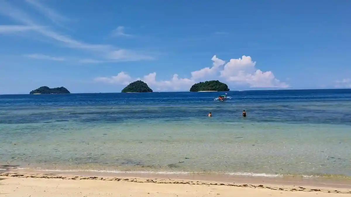 Keindahan Wisata Pantai Pasir Putih Pulau Tiga Bolaang Mongondow Sulawesi Utara
