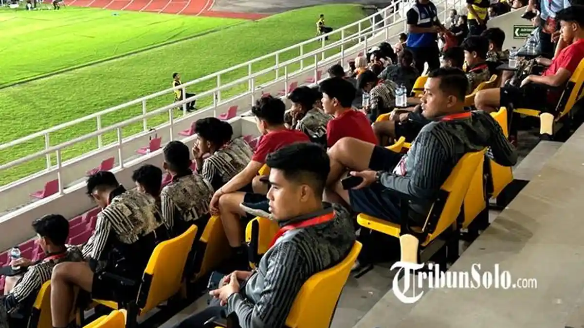 Erick Thohir dan Pemain Timnas Tonton Final Thailand U16 vs Australia di Stadion Manahan Solo Jateng