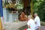 ilustasi-bhikkhu-atau-biksu-melakukan-pemberkatan.jpg
