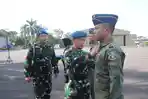 Komandan-Lanud-Abd-Saleh-Marsma-TNI-Fairlyanto-saat-menyematkan-tanda-badge.jpg