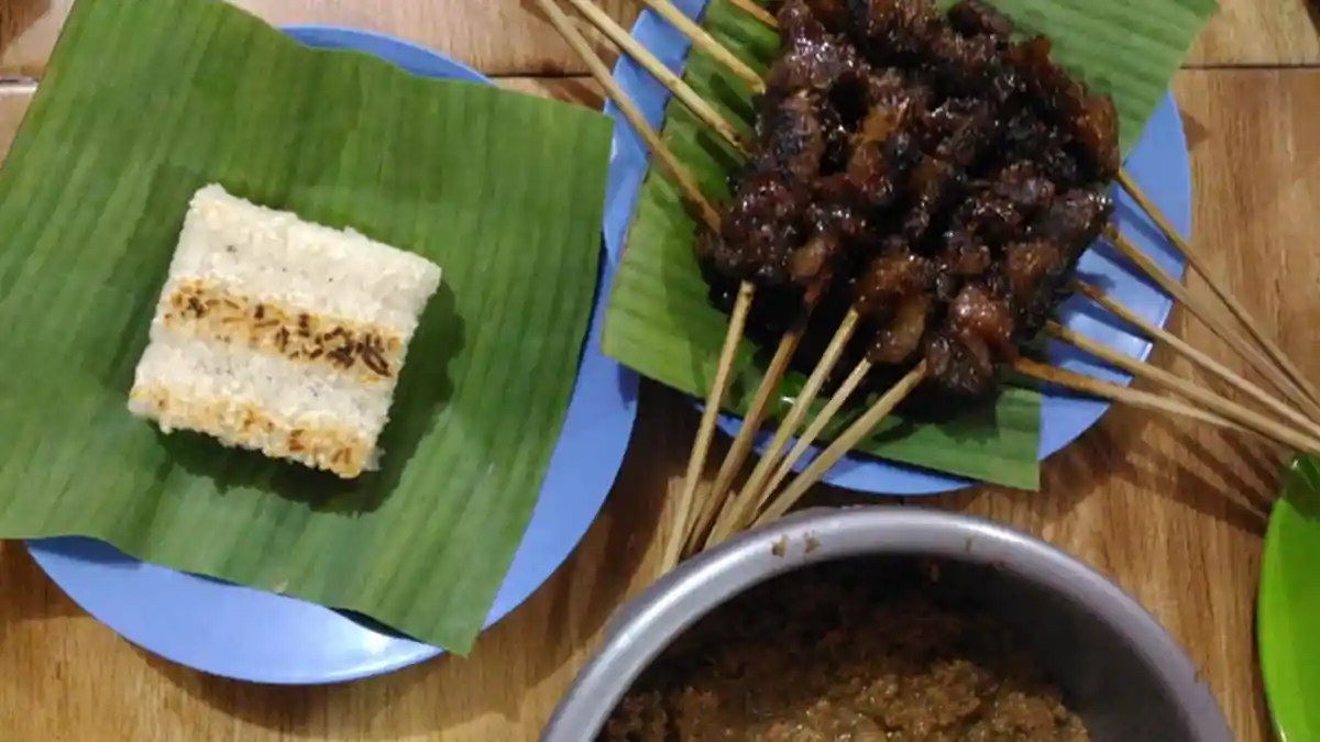Uniknya Sate Maranggi Lezat dengan Saus Oncom dan Ketan Bakar