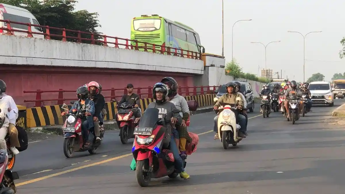 UPDATE Arus Balik: Didominasi Pemudik Motor, Volume Kendaraan Meningkat di Simpang Jomin Minggu Sore - pemudik-motor-di-simpang-jomin-1.jpg