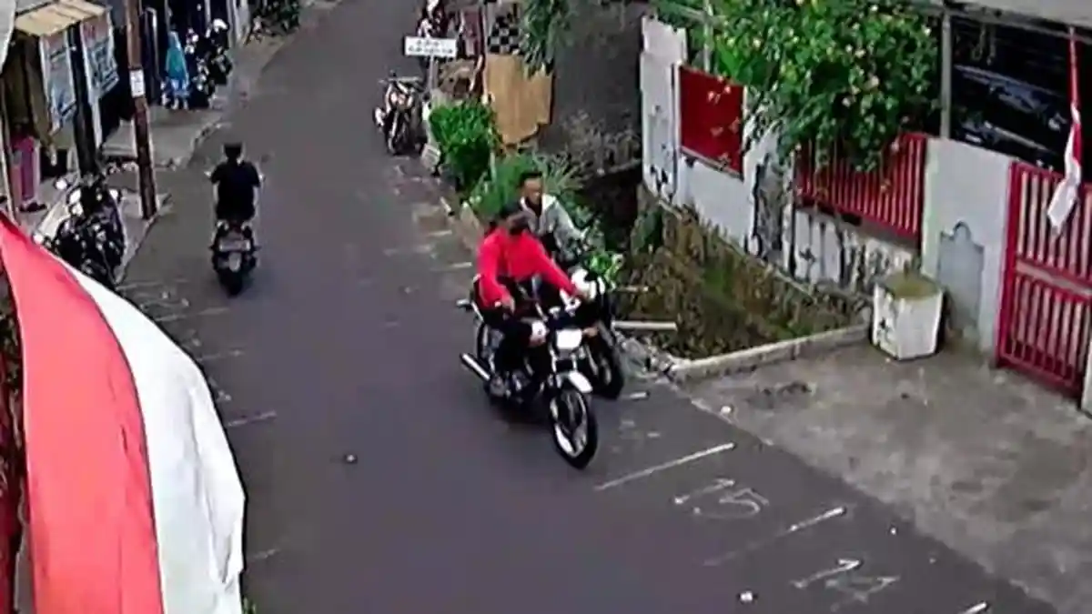 Terekam CCTV,  RX King Warga Jatinegara Dibawa Kabur Maling dengan Cara 'Distut'